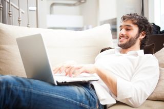 Foto: Mann auf Couch